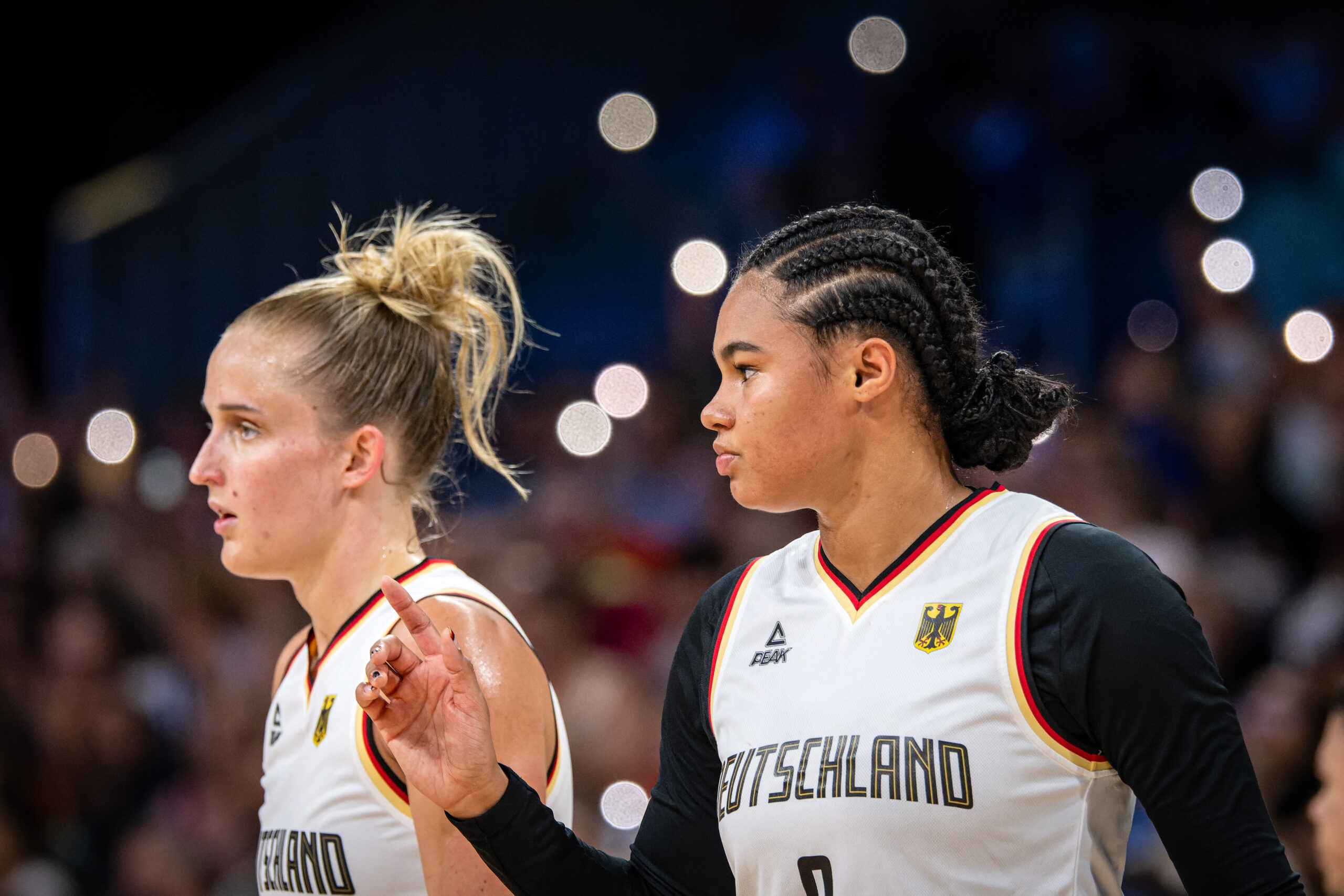 Olympische Spiele Paris 2024
Basketball Lille 04.08.2024
Vorrunde Frauen Damen
Deutschland (GER) - Vereinigte Staaten von Amerika (USA)
Satou Sabally (Deutschland, No.00)
Leonie Fiebich (Deutschland, No.13) li.
Foto: Tilo Wiedensohler/camera4