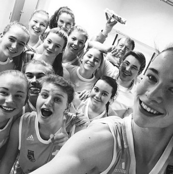 WNBL2016SelfieBamberg-500