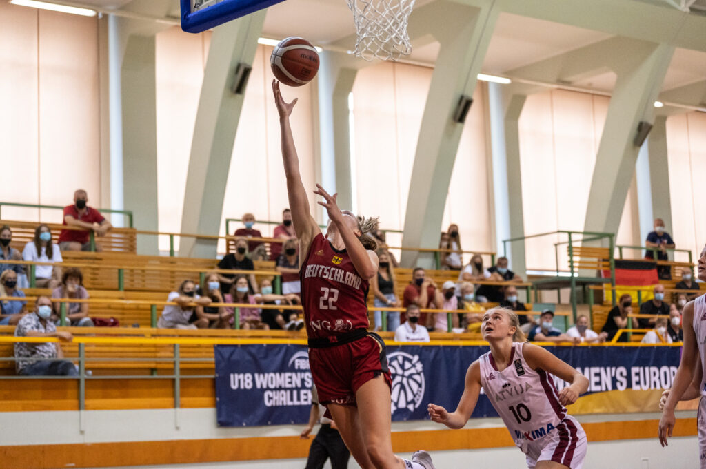 Lina Falk beim Korbleger, Challenger U18-Damen 2021