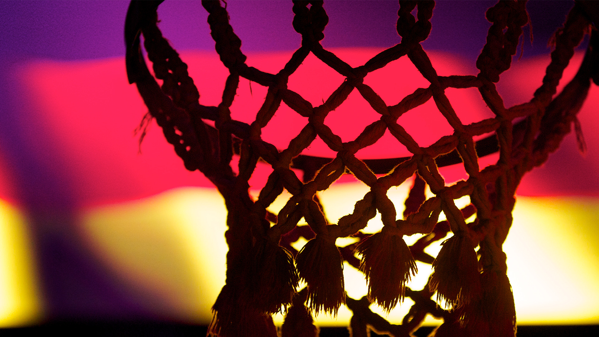 Foto eines Basketballnetzes mit Deutschlandfahne im Hintergrund