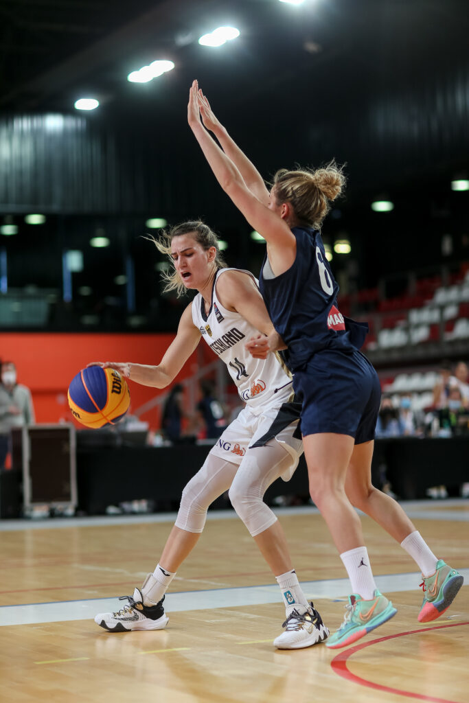 Sonja Greinacher im Positionskampf beim Duell mit einem der französischen Auswahlteams.