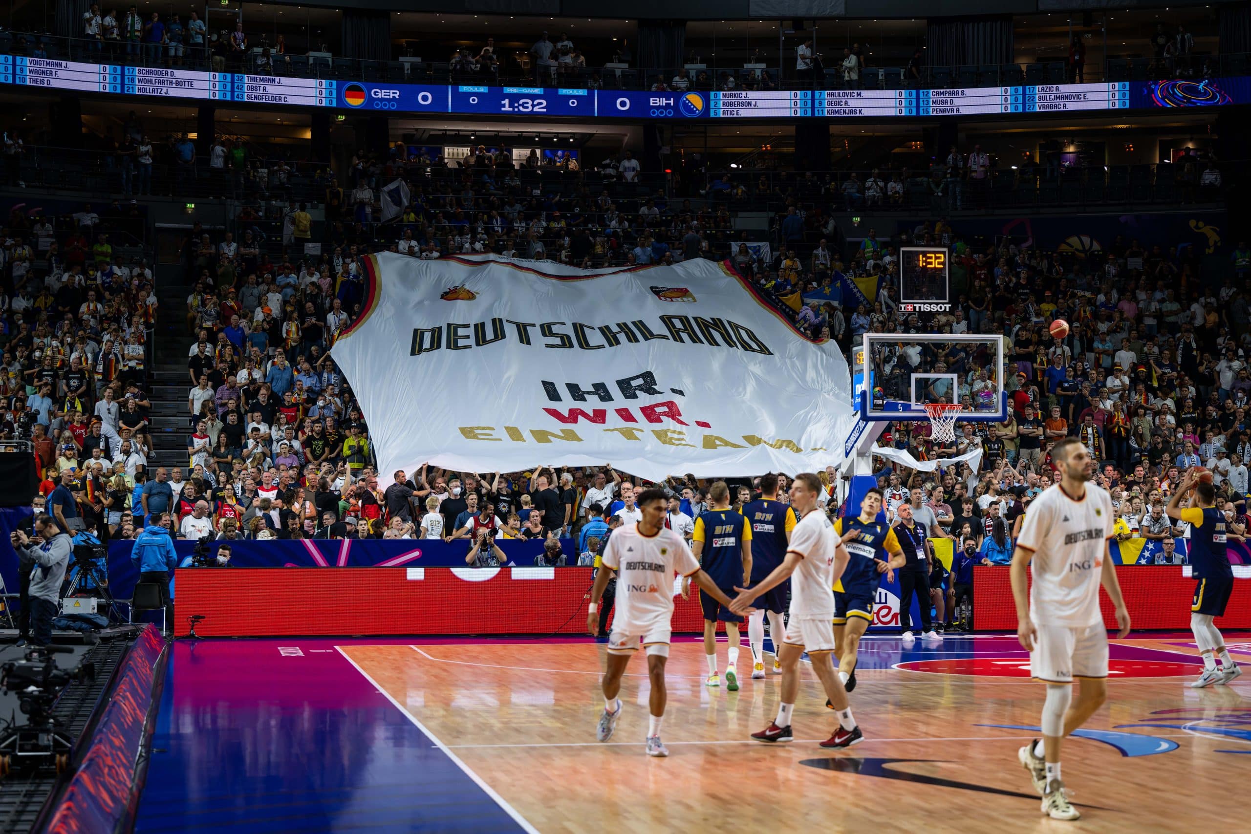 Basketball Köln 03.09.2022
Eurobasket 2022
Vorrunde
Deutschland (GER) - Bosnien-Herzegowina (BIH)
Übergroßes Trikot der Deutschen Fans
Foto: camera4