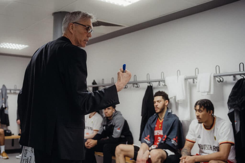 Herren-Bundestrainer Gordon Herbert während der Halbzeitansprache beim WM-Qualispiel in Frankfurt gegen Schweden.