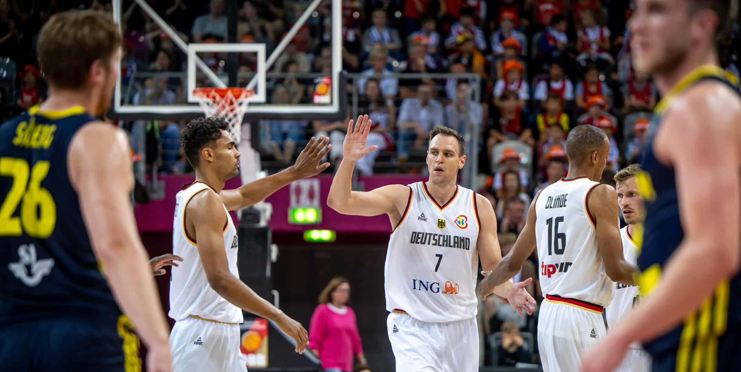 Basketball Bonn 05.08.2023
DBB Nationalmannschaft der Männer
Länderspiel Testspiel
Deutschland (GER) - Schweden (SWE)
Johannes Voigtmann (Deutschland, No.07)
Oscar da Silva (Deutschland, No.01)
Louis Olinde (Deutschland, No.16)
Jubel
Foto: Tilo Wiedensohler/camera4