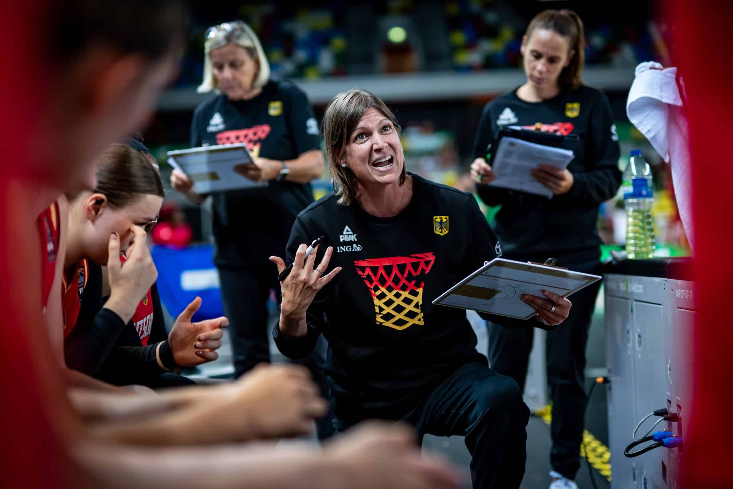 Basketball London 21.07.2024
Länderspiel Testspiel Frauen
Großbritannien (GBR) - Deutschland (GER)
Lisa Thomaidis (Deutschland, Trainer)
Auszeit
Foto: Tilo Wiedensohler/camera4